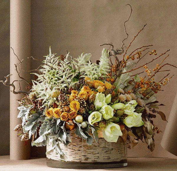 Композиция из веток и цветов