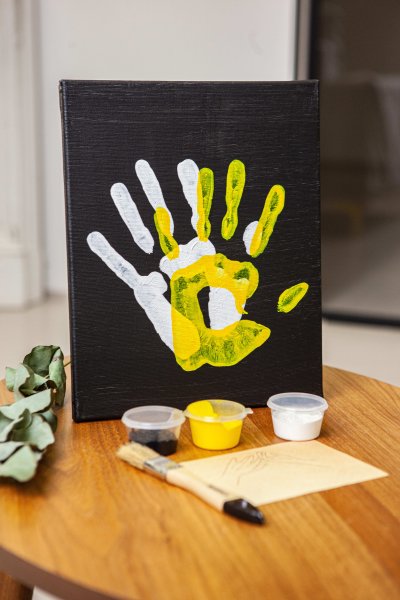 Отпечатки рук на холсте