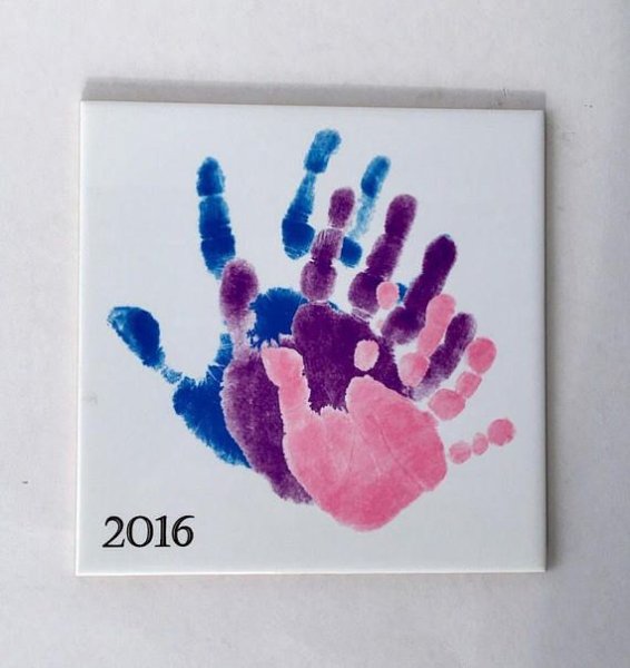 Отпечатки рук на холсте