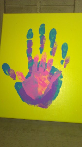 Отпечатки ручек и ножек красками