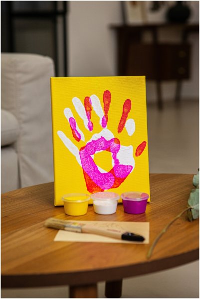 Отпечатки ладошек на холсте