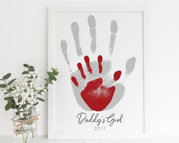 Отпечатки ладоней на холсте