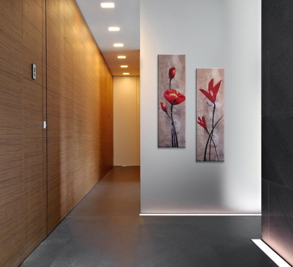 Вертикальная картина в прихожую