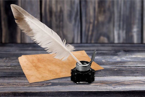 Гусиное перо и чернильница