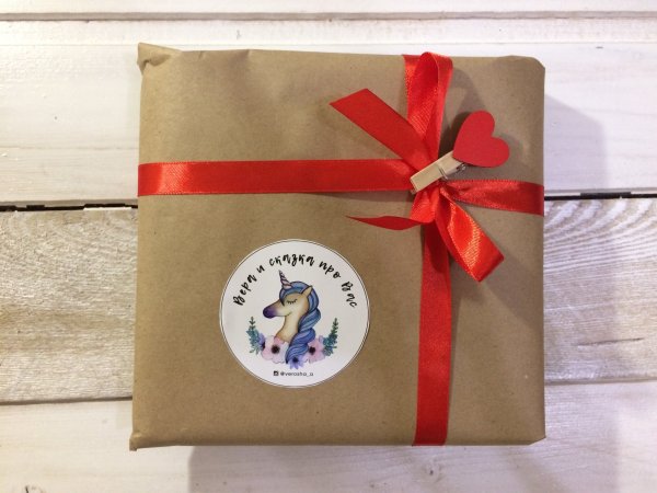 Упаковка подарков в упаковочную бумагу