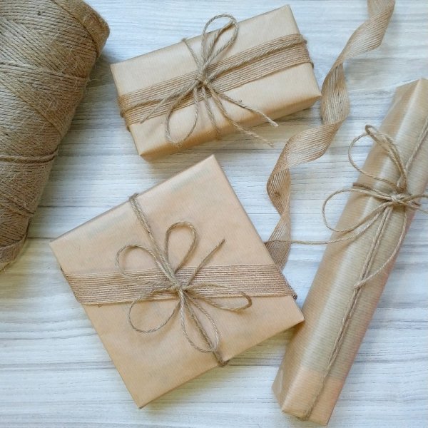 Подарок в крафтовой бумаге с лентой