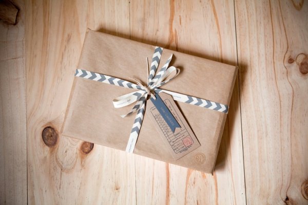Подарок в крафтовой бумаге