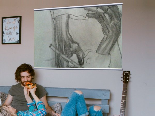 Художник рисует углем