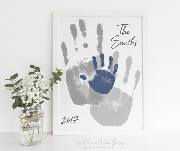 Картина с отпечатками рук