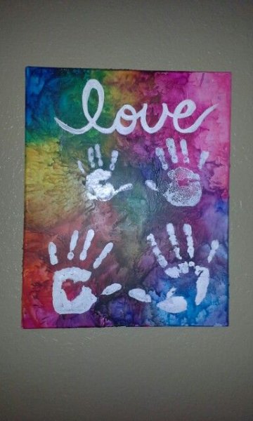 Отпечатки рук на холсте