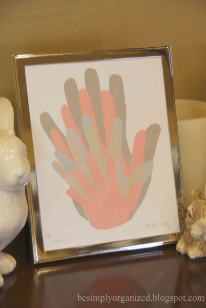 Отпечатки рук на холсте