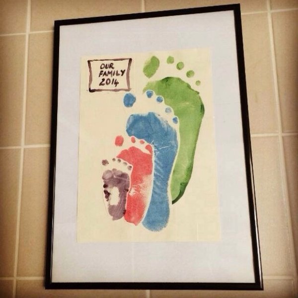 Отпечатки ручек и ножек на холсте