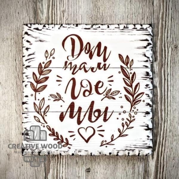 Портрет на холсте на стене