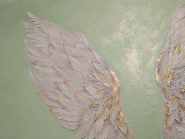 Барельеф Крылья ангела на стене