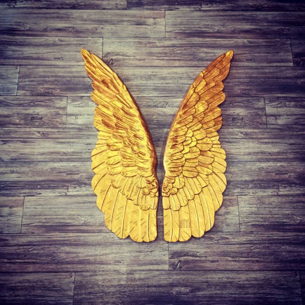 Современный барельеф на стене