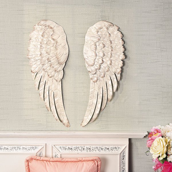 Крылья ангела на стене