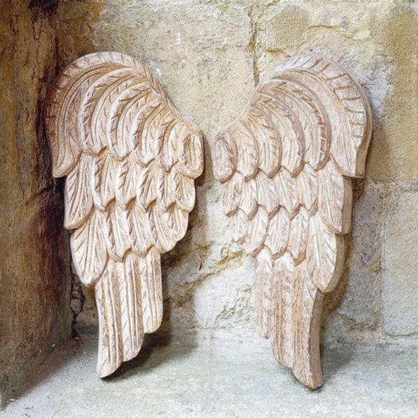 Скульптуры ангелов с крыльями