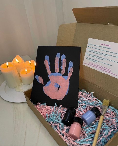 Отпечатки ладоней на холсте