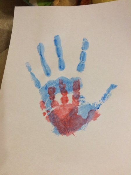 Картина с отпечатками рук