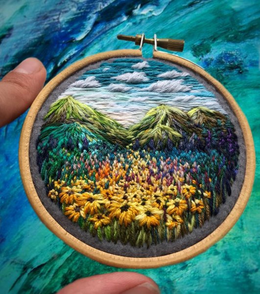 Панно из ткани и пряжи