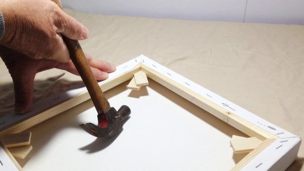 Холст на подрамнике сзади деревяшки