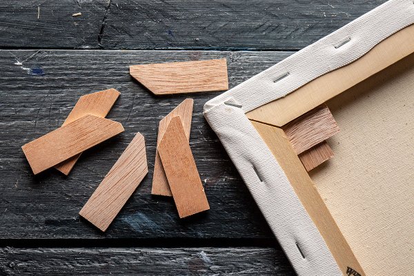 Рука с китайскими палочками