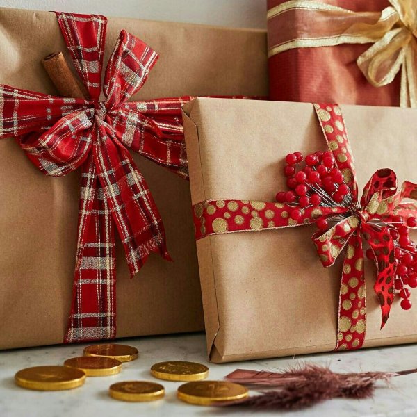 Подарок в подарочной бумаги