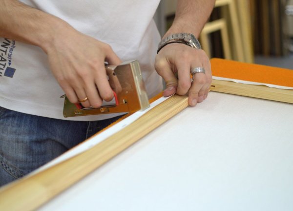 Натяжение холста на подрамник