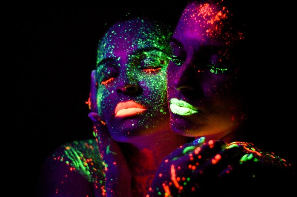 Неоновые краски на черном фоне