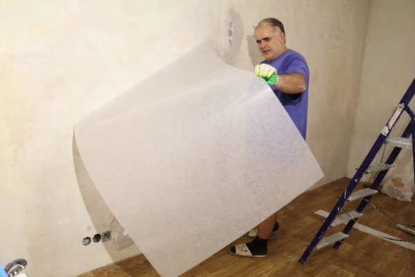 Наклеивание стеклохолста на стены