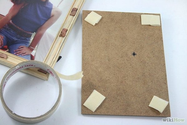 Закрепить картину на стене