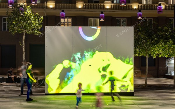 Световые проекции реагирующие на человека на улице