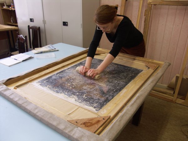 • Реставратор станковой живописи