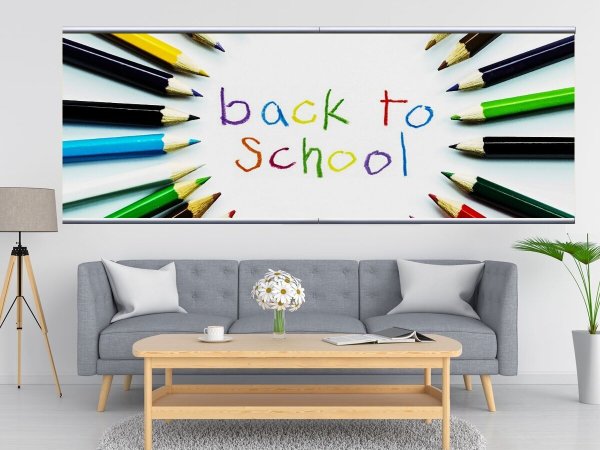 Мольберт с красками и кисточками