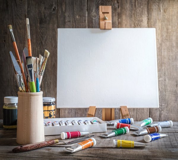 Стол с кистями красками бумагой