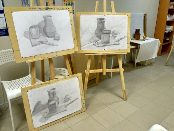 Фон с красками и кисточками