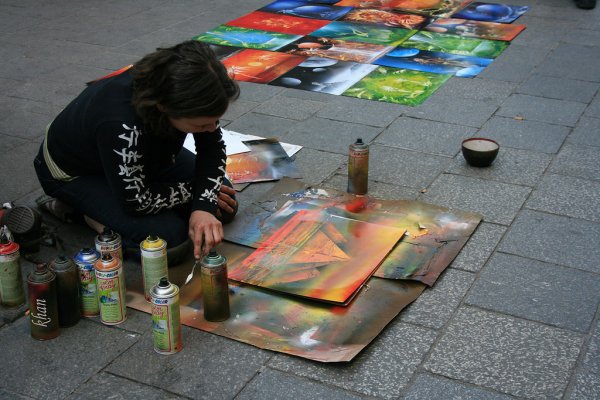 Рисованием красками в баллончиках