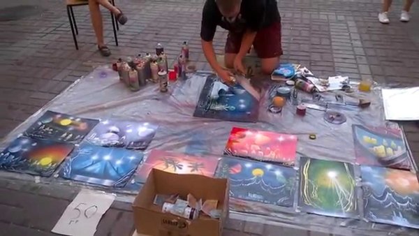 Рисование баллончиками на холсте