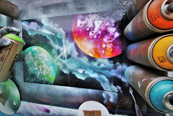 Рисованием красками в баллончиках