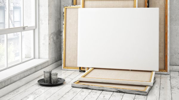 Белый холст на подрамнике в интерьере