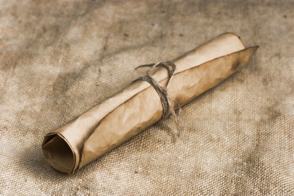 Скрученная старинная бумага