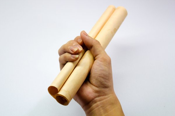 Свёрток в руке