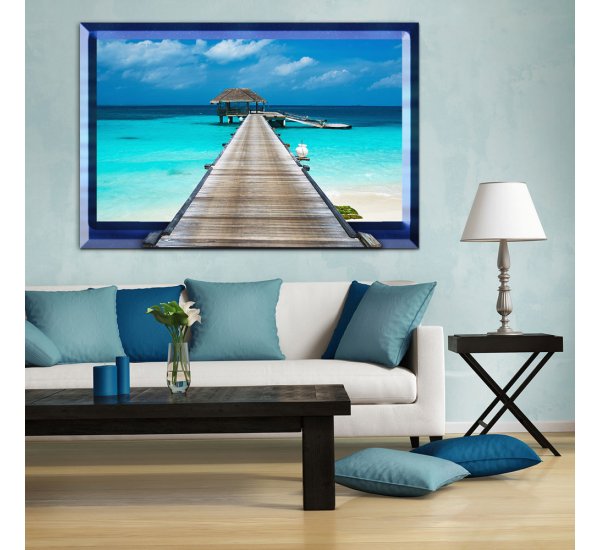 Картина в раме на стене