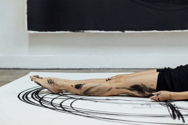 Рисование картин телом