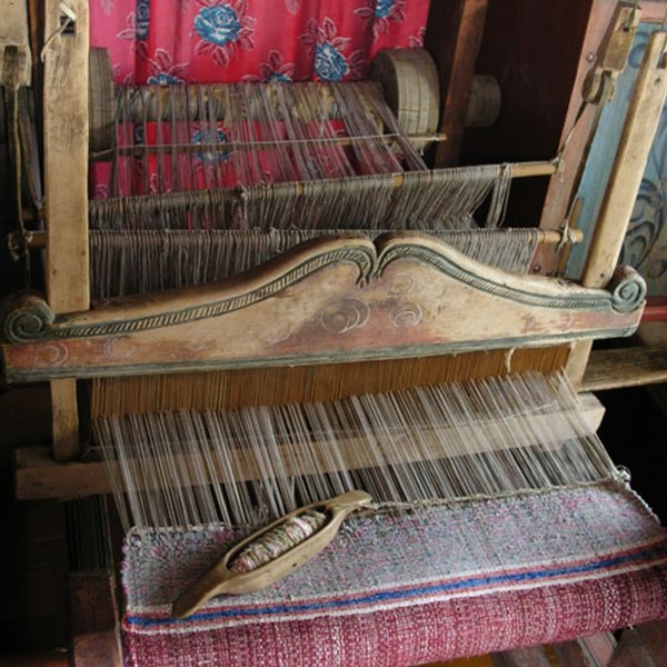 Крестьянская девочка с куклой