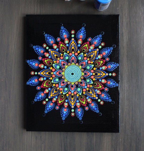 Мандала на черном холсте