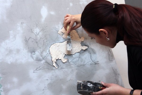 Рисование шпаклевкой на стенах