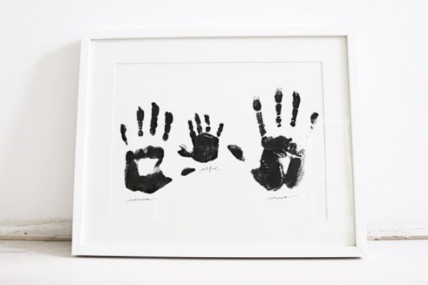 Отпечатки рук на холсте семьи