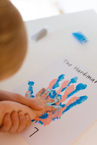 Картина из отпечатков рук