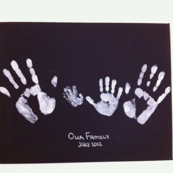 Дерево из отпечатков ладошек